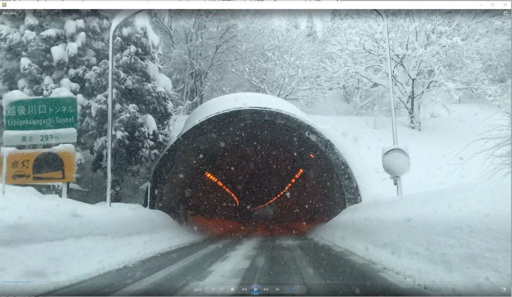 冬の関越道川口トンネル